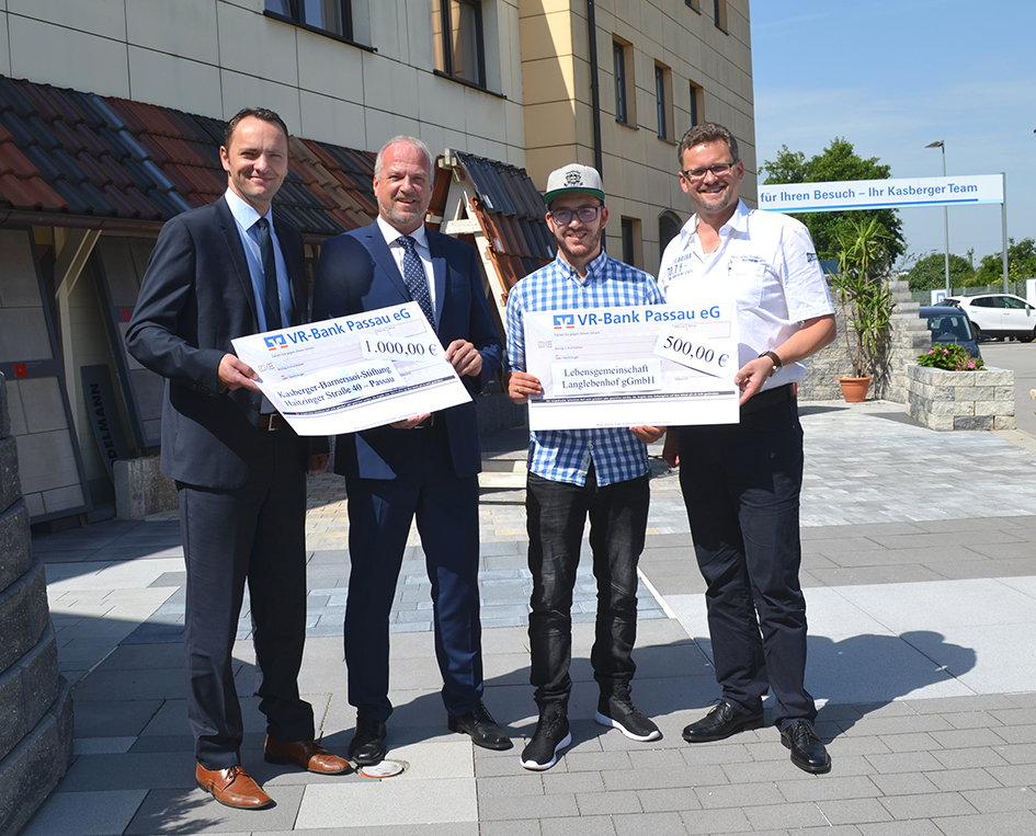 Spendenübergabe der Erlöse aus dem Schafkopftunier