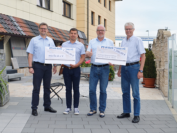 Spendenübergabe der Erlöse aus dem Schafkopftunier