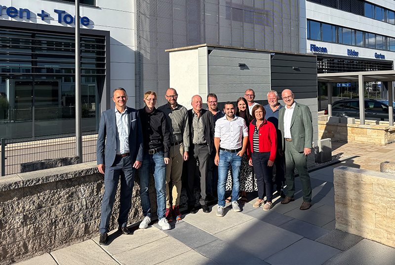 Firmeninhaber und Geschäftsleitung mit den Jubilaren im September 2025